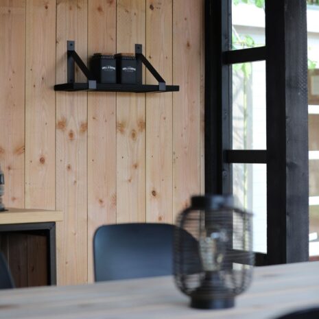 zwarte wandplank met stalen beugels zwart in overkapping
