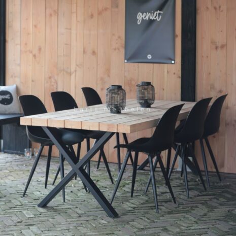 tuintafel eucalyptus met zwart metalen x-onderstel 2