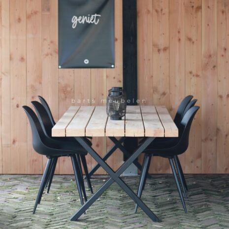 tuintafel eucalyptus met zwart metalen x-onderstel zij-aanzicht