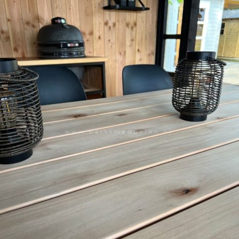 tuintafel met stalen onderstel eucalyptus detail - video
