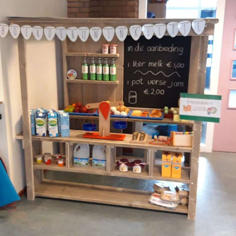 Een gezellig speelgoedwinkeltje van steigerhout