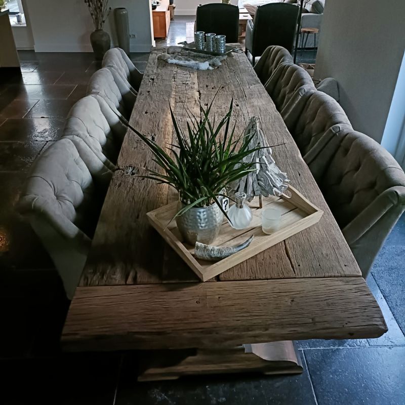 Een-kloostertafel-van-oud-hout-op-maat-vanaf-bovenaf-1