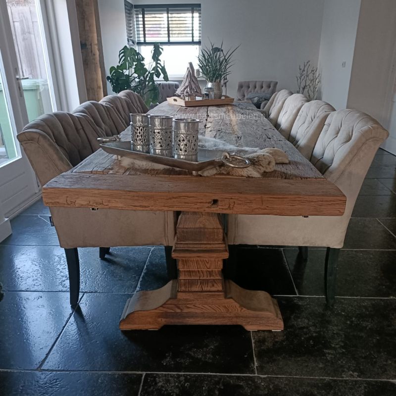 Een kloostertafel van oud hout op maat zijaanzicht Een kloostertafel van oud hout op maat - zijaanzicht