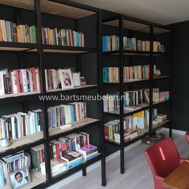 boekenkast industrieel gevuld met boeken boekenkast industrieel gevuld met boeken