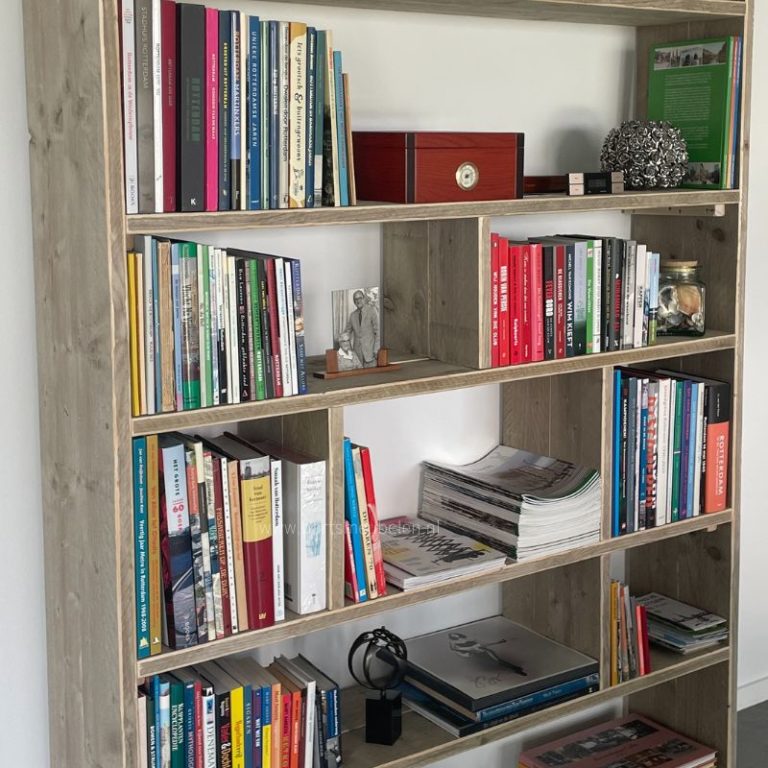 detail houten vakkenkast met boeken