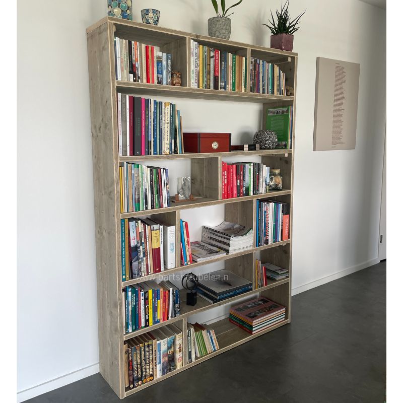 een houten vakkenkast gevuld met boeken een houten vakkenkast gevuld met boeken