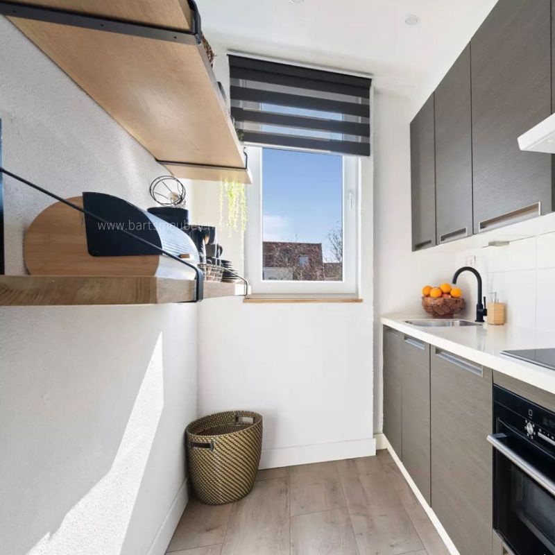 industrieel eiken wandplanken in een smalle keuken