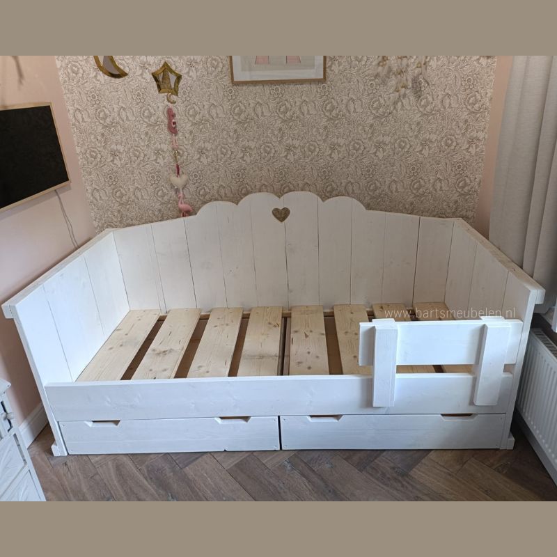 kajuitbed wit van steigerhout met anti-uitvalrek