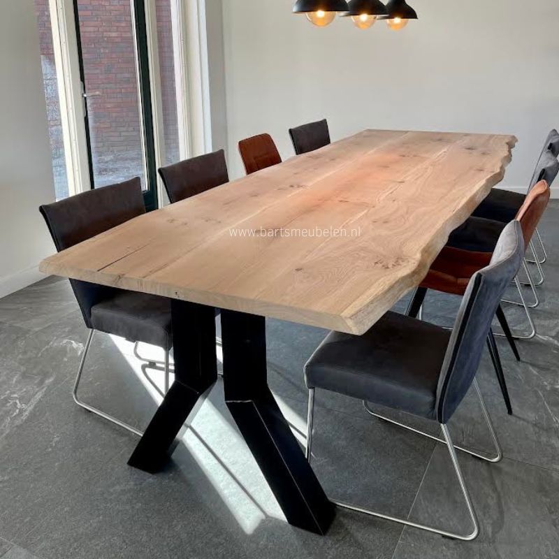 Boomstamtafel eikenhout met stalen onderstel Y-vorm