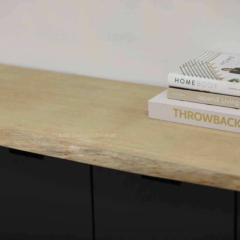 Een eikenhouten boomblad op ikea nordli lades detail Een eikenhouten boomblad op ikea nordli lades detail