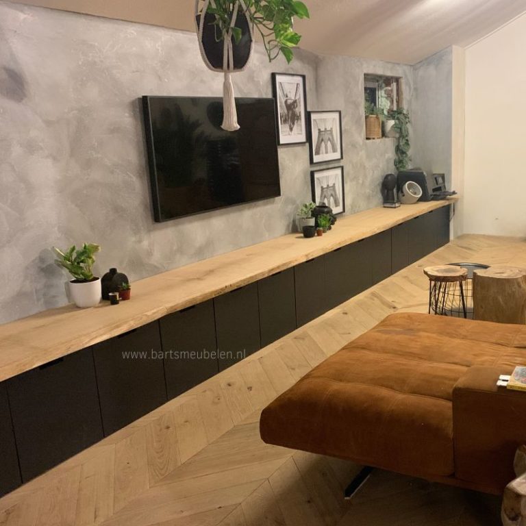 Een eikenhouten boomblad op zwarte ikea nordli lades