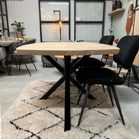 Eik eettafel deens ovaal met hongaarse punt motief