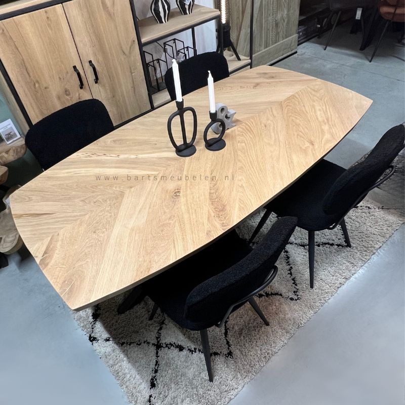 Eikenhouten eettafel deens ovaal met hongaarse punt motief