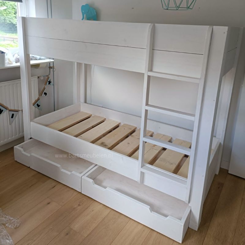 Stapelbed lucas met dekkend witte kleurbehandeling en speelgoedlades