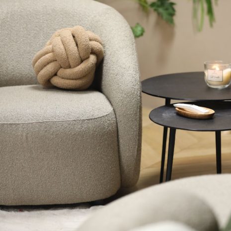 een fauteuil in boucle stof - details