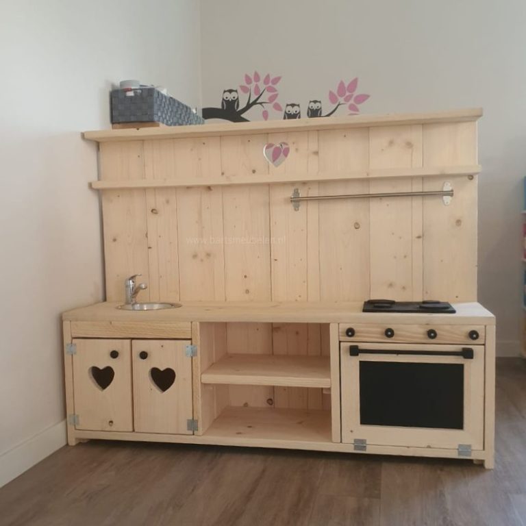 een kinderkeuken van nieuw steigerhout