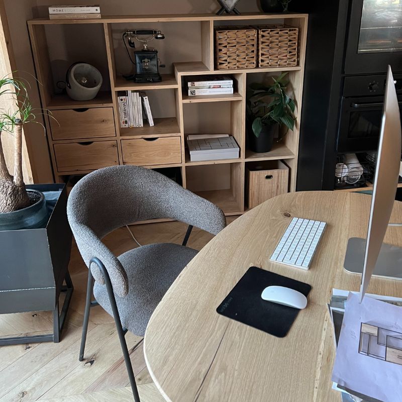 een sfeervol eiken bureau in de woonkamer