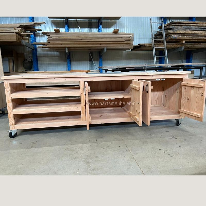 maatwerk douglas buitenkeuken voor compact kamado met tegel en spoelbak met kraan met open deuren