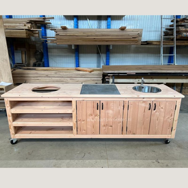 maatwerk douglas buitenkeuken voor compact kamado met tegel en spoelbak met kraan