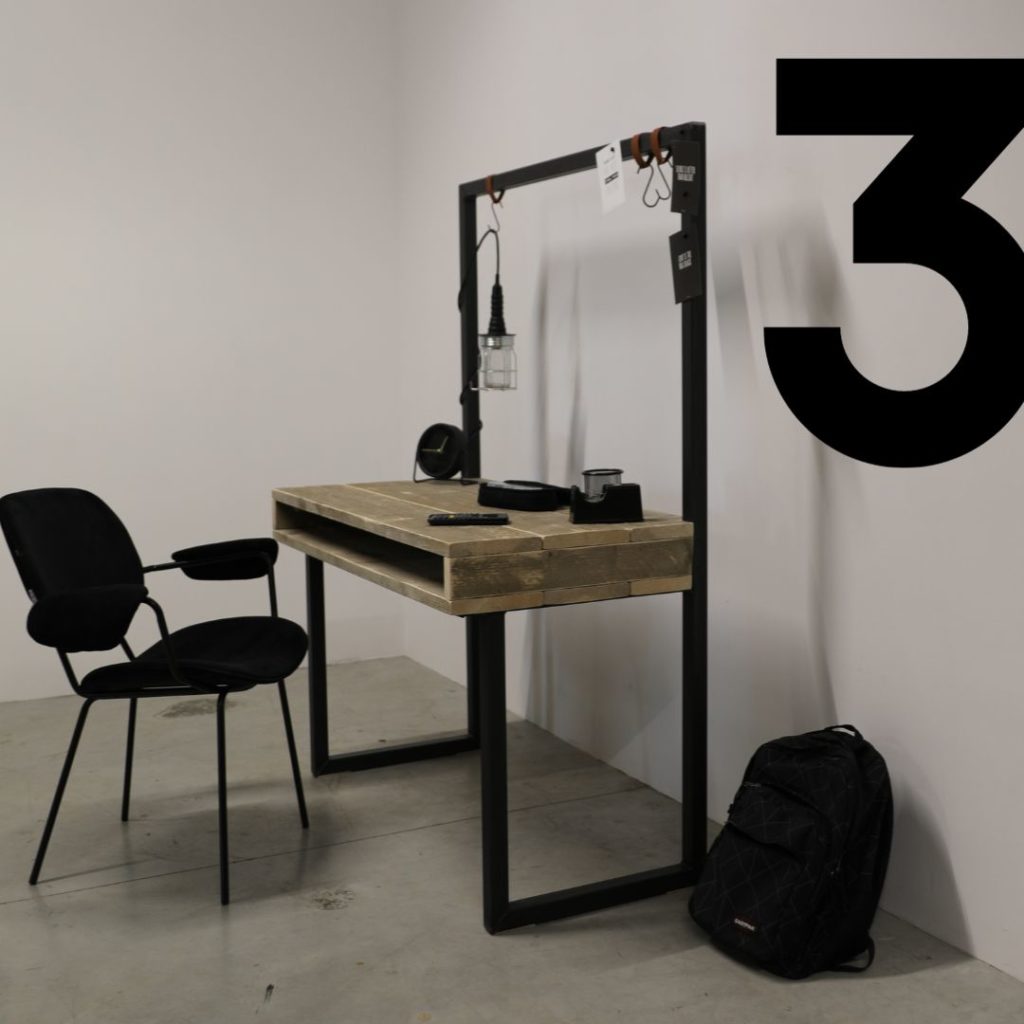 onze top 5 voor een stevig houten bureau; op nummer 3; industrieel bureau lot