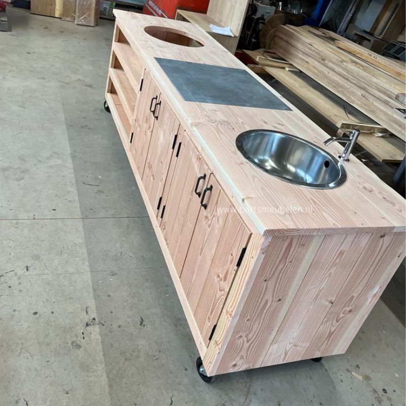op maat project douglas buitenkeuken voor compact kamado met tegel en spoelbak met kraan