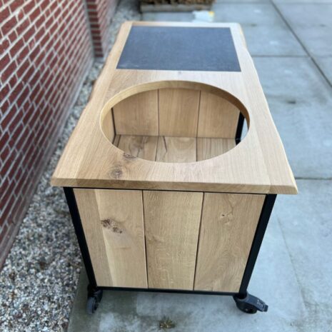 zijaanzicht bbq tafel james van eikenhout met boomblad