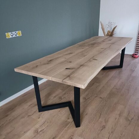 Boomstamtafel 280x100cm met driehoekpoot 6x6cm noestscheur donker gestopt coating op het blad Boomstamtafel 280x100cm met driehoekpoot 6x6cm - noest:scheur donker gestopt + coating op het blad