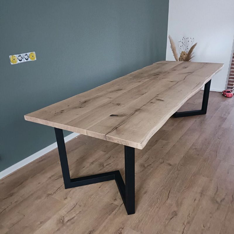 Boomstamtafel 280x100cm met driehoekpoot 6x6cm - noest:scheur donker gestopt + coating op het blad