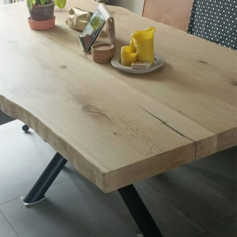 Detail - Eiken boomstamtafel 6cm dik met stalen matrix onderstel rond