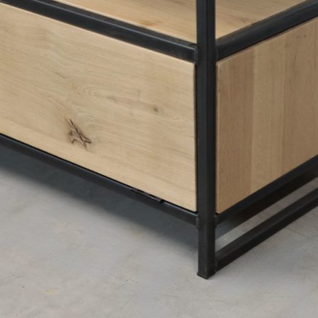 Details Onderzijde Wandkast industrieel Zaandam van eikenhout en staal