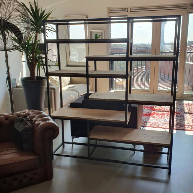 Een industriele vakkenkast als kamerverdeler