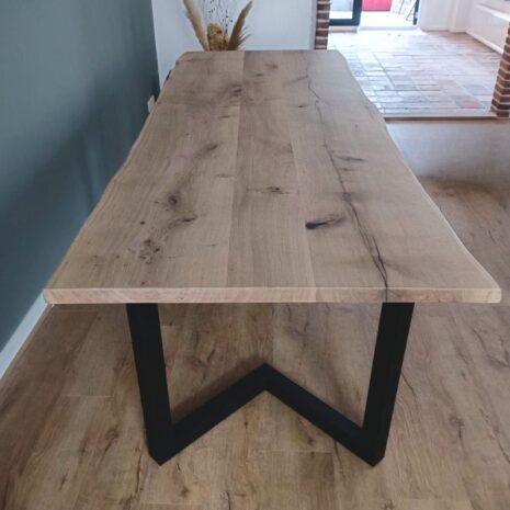 Eiken boomstamtafel 280x100cm met driehoekpoot 6x6cm - noest:scheur donker gestopt + coating op het blad