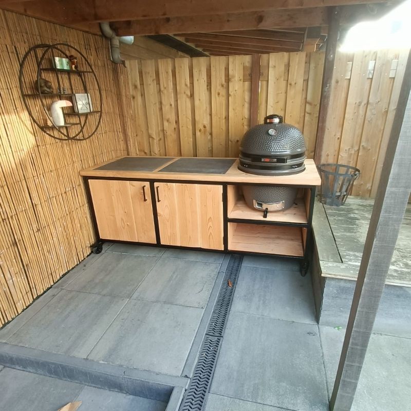 Grill Guru Large Kamado in Buitenkeuken Roosendaal in achtertuin