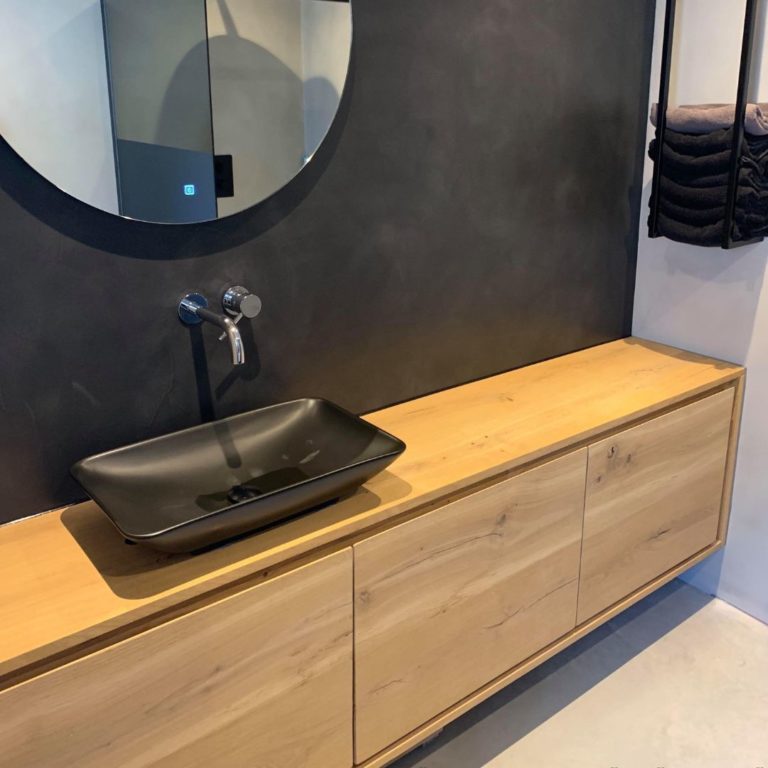 Hangend badkamermeubel eiken op maat met donkere waskom