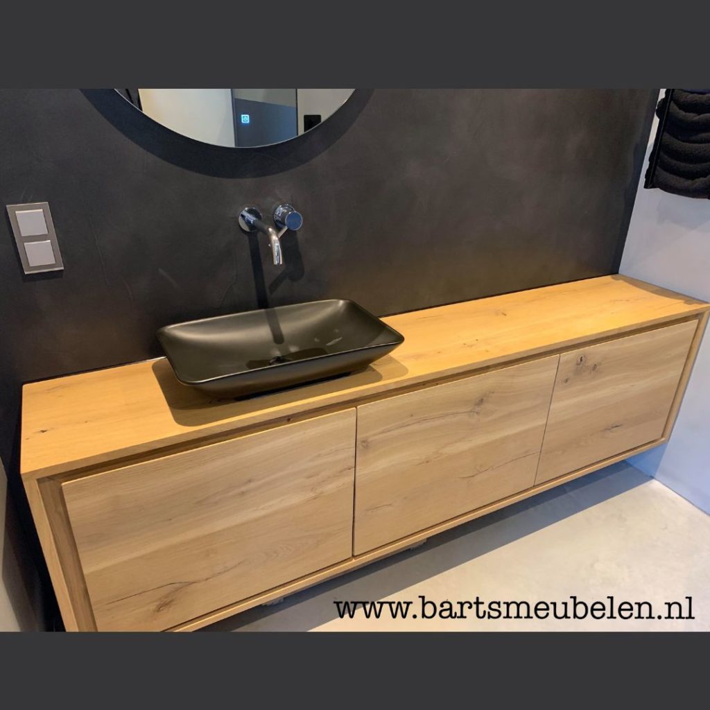Hangend badkamermeubel eiken op maat voor wasbak