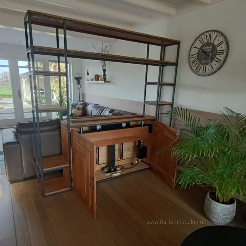 Industriele kast voor een tv lift op maat binnenzijde Industriele kast voor een tv lift op maat binnenzijde