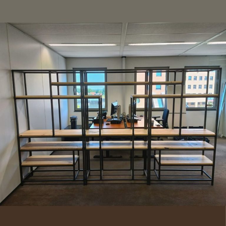 Industriele vakkenkasten als roomdivider voor het kantoor