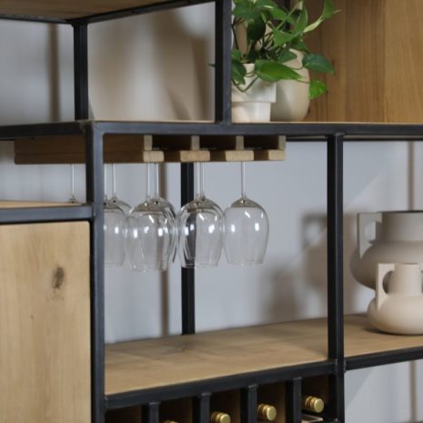 Wandkast industrieel Zaandam van eikenhout en staal - detail glazenhouder