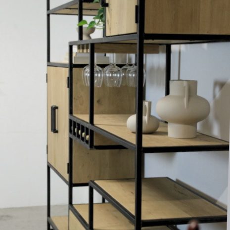 detail zijaanzicht Wandkast industrieel Zaandam van eikenhout en staal