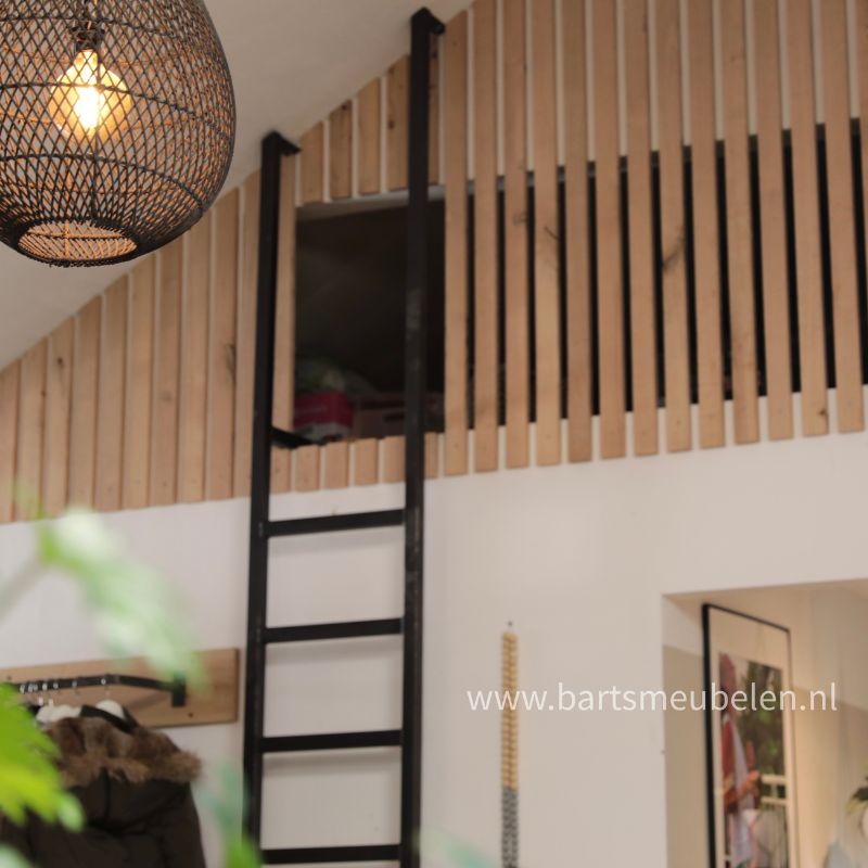 Afwerking met eikenhouten latjes