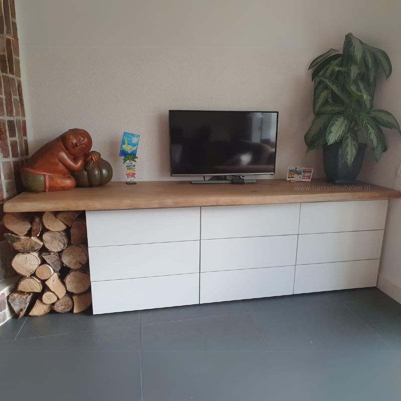 Een eikenhouten boomstamblad op ladekasten