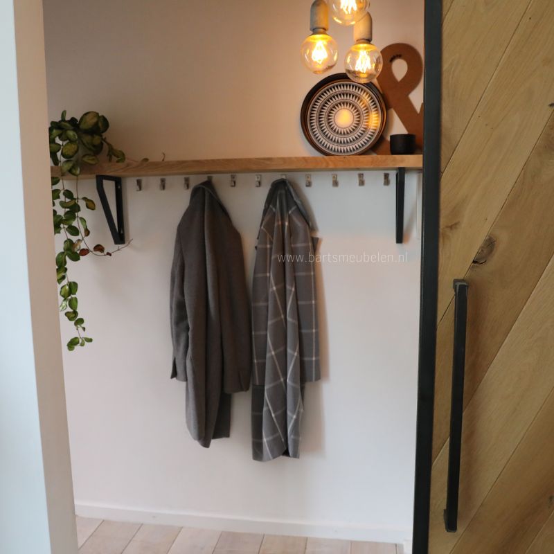 Schuifdeur binnen op maat van eikenhout met een stalen frame opent naar hal Schuifdeur binnen op maat van eikenhout met een stalen frame opent naar hal