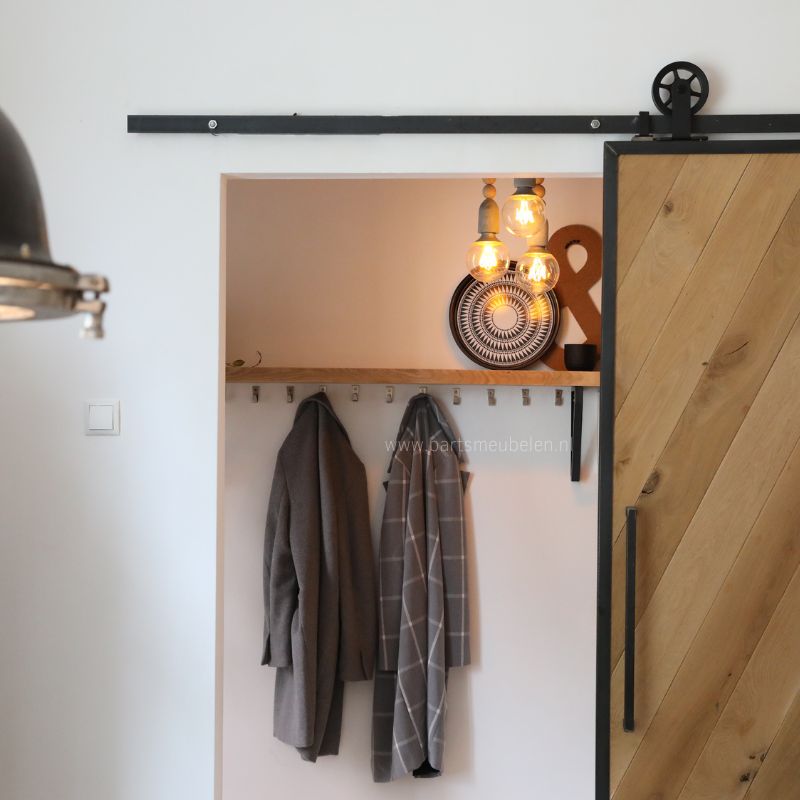 Schuifdeur binnen op maat van eikenhout met een stalen frame voor naar de hal Schuifdeur binnen op maat van eikenhout met een stalen frame voor naar de hal