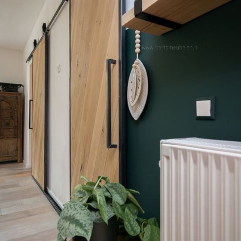 Schuifdeur binnen op maat van eikenhout met een stalen frame
