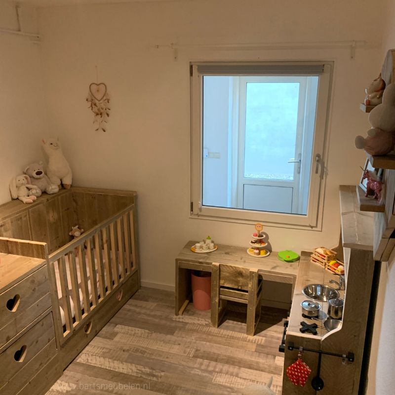 Steigerhouten ledikant en commode in 1 in kinderkamer