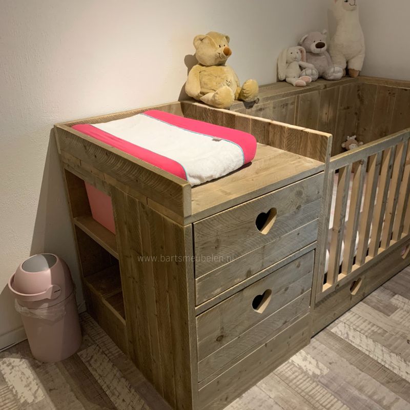 Steigerhouten ledikant en commode in 1 met veel opbergruimte