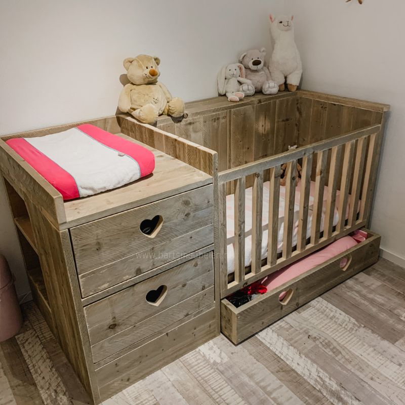 Steigerhouten ledikant en commode in 1