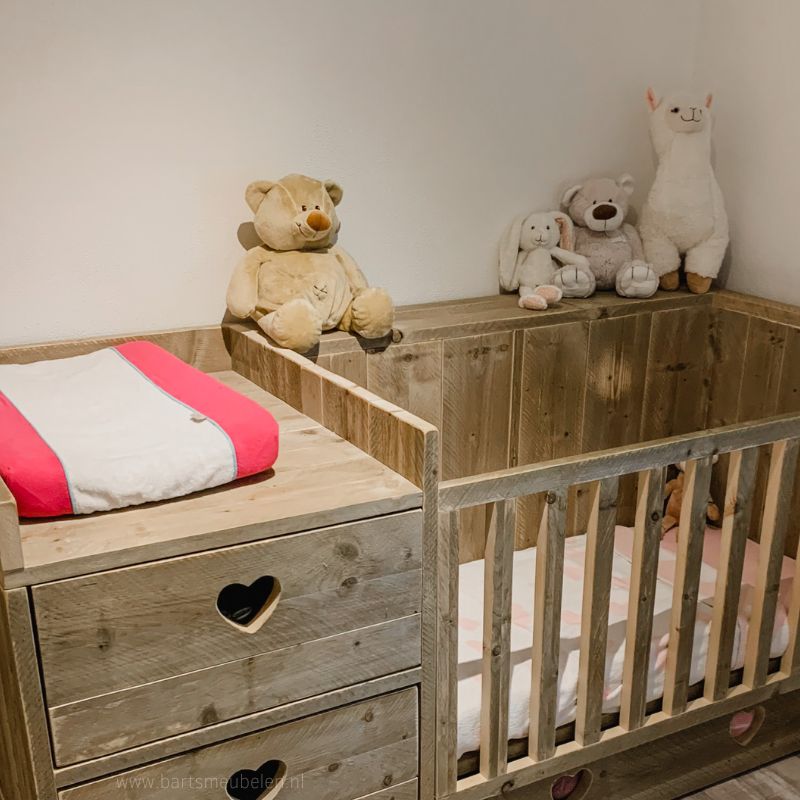 Unieke steigerhouten ledikant en commode in 1 details