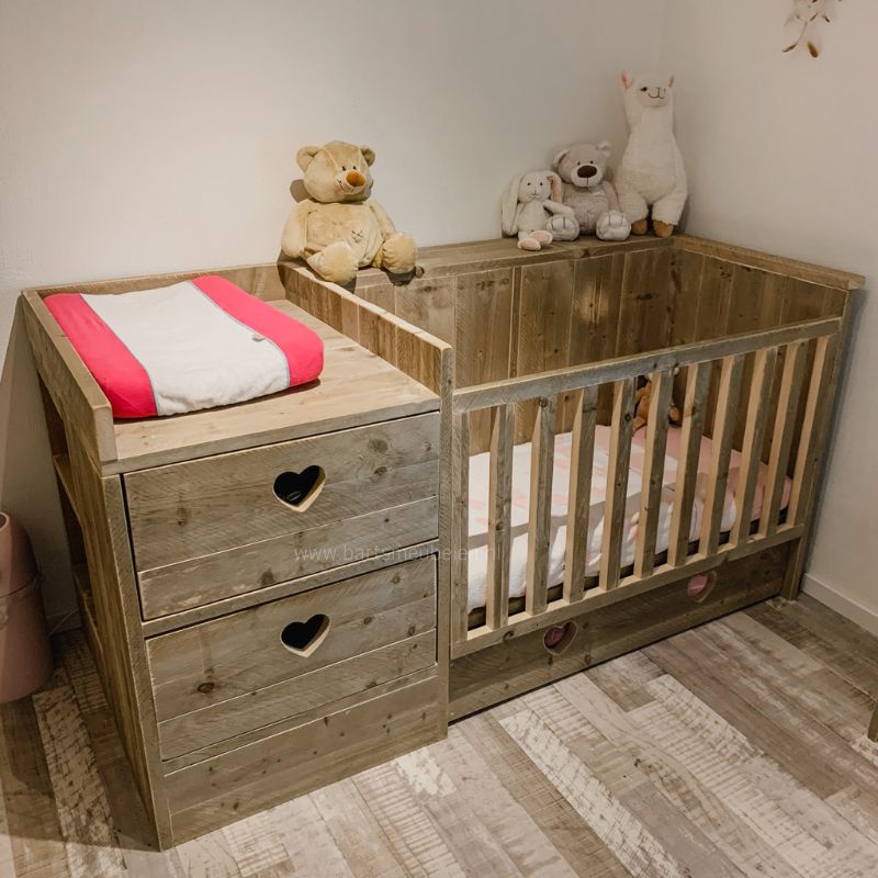 Unieke steigerhouten ledikant en commode in 1