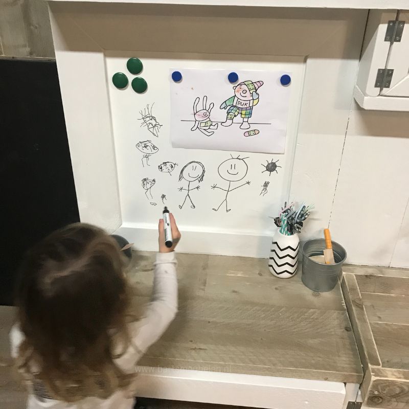 detail maatwerk speelmeubel met bureau voor in de woonkamer detail - maatwerk speelmeubel met bureau voor in de woonkamer